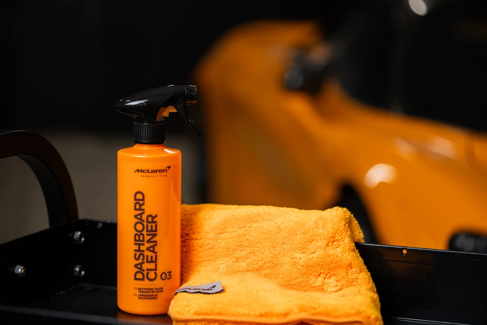 Vaporisateur McLaren Dashboard Cleaner et microfibre orange
