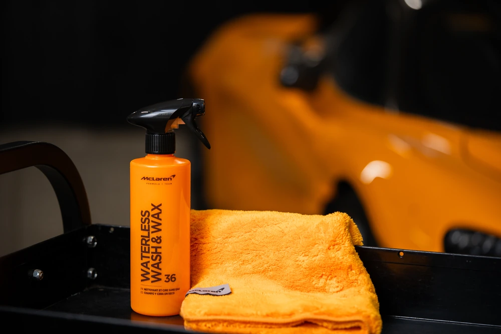 Vaporisateur McLaren Waterless Wash & Wax et microfibre orange