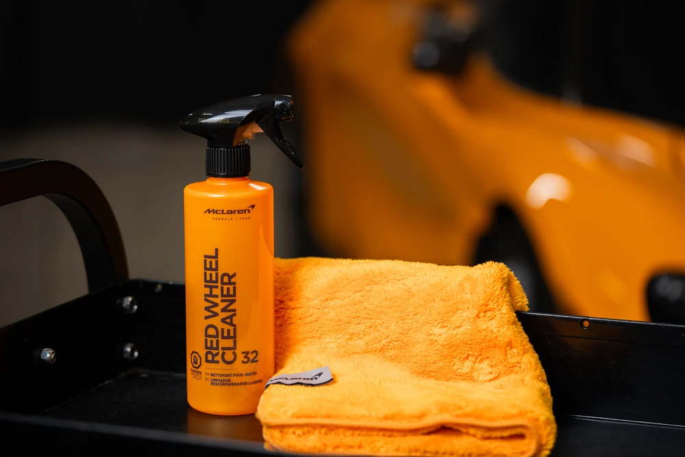 Vaporisateur McLaren Red Wheel Cleaner et microfibre orange