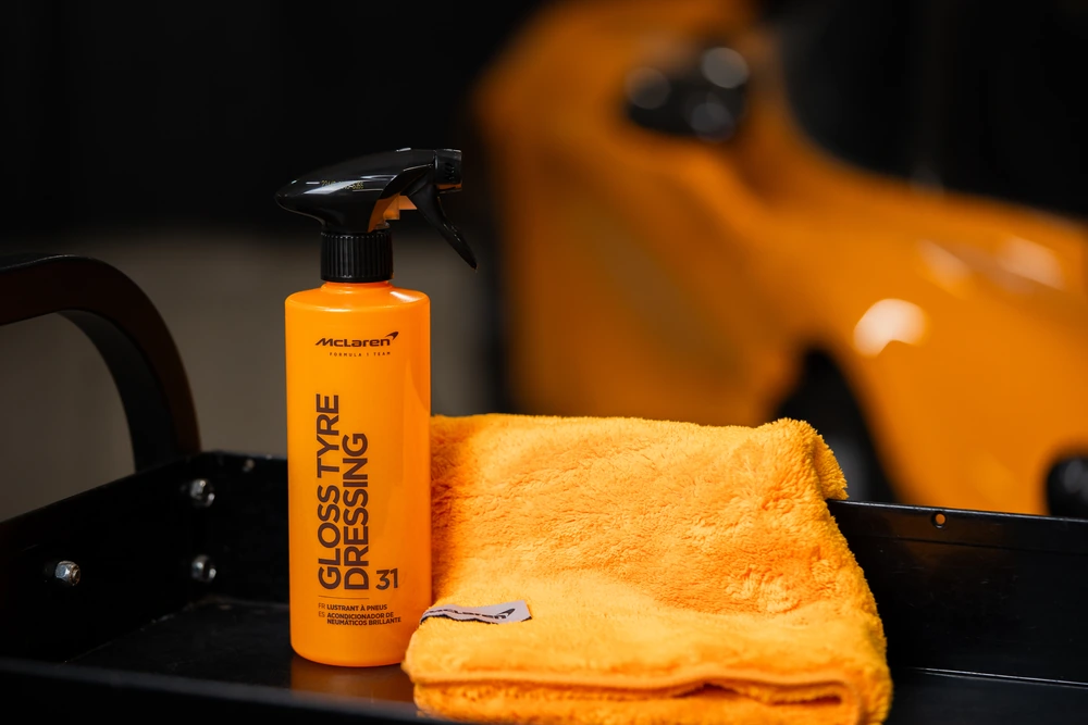 Vaporisateur McLaren Gloss Tyre Dressing et microfibre orange