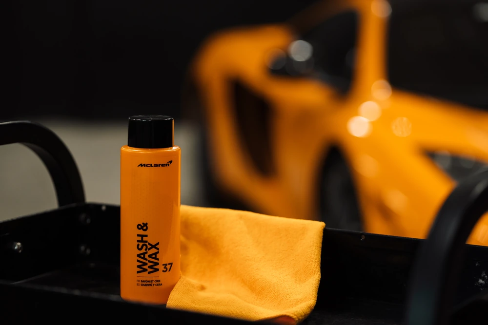Bouteille McLaren Wash & Wax avec microfibre orange