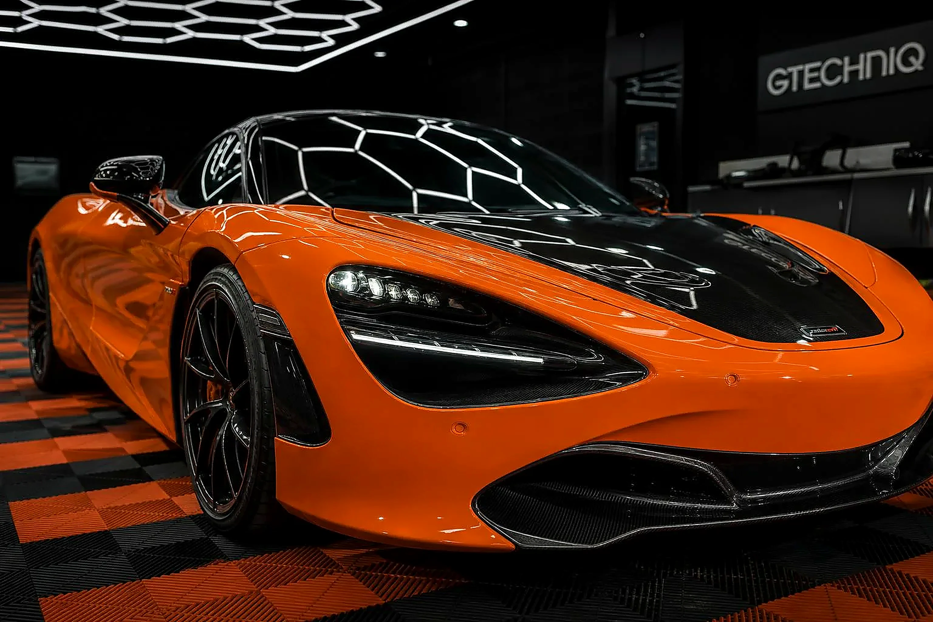 McLaren 720S orange après application d'un traitement céramique