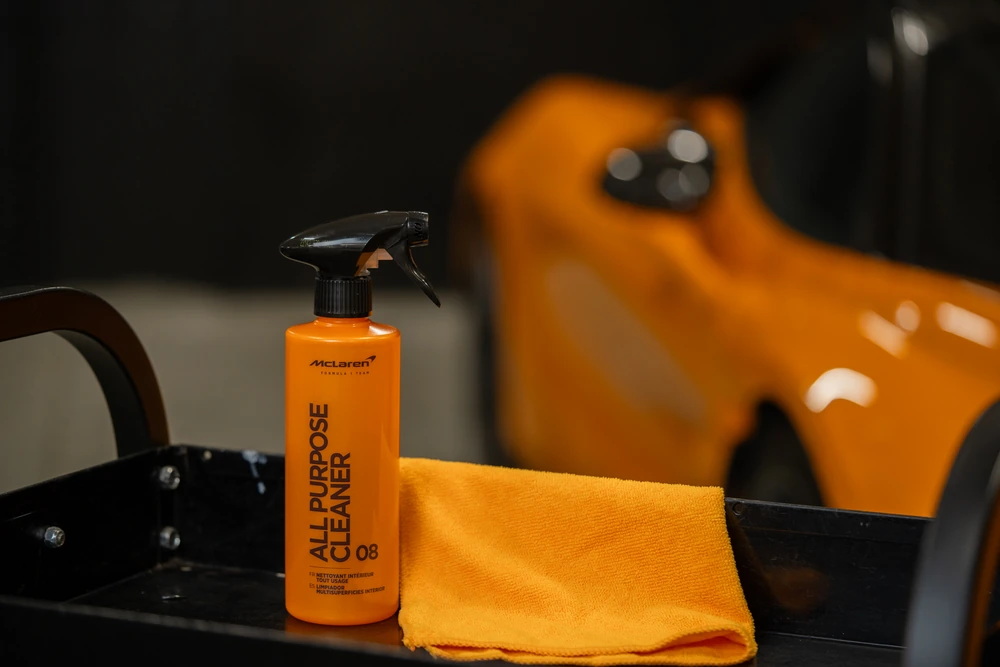 Vaporisateur McLaren All Purpose Cleaner et microfibre orange