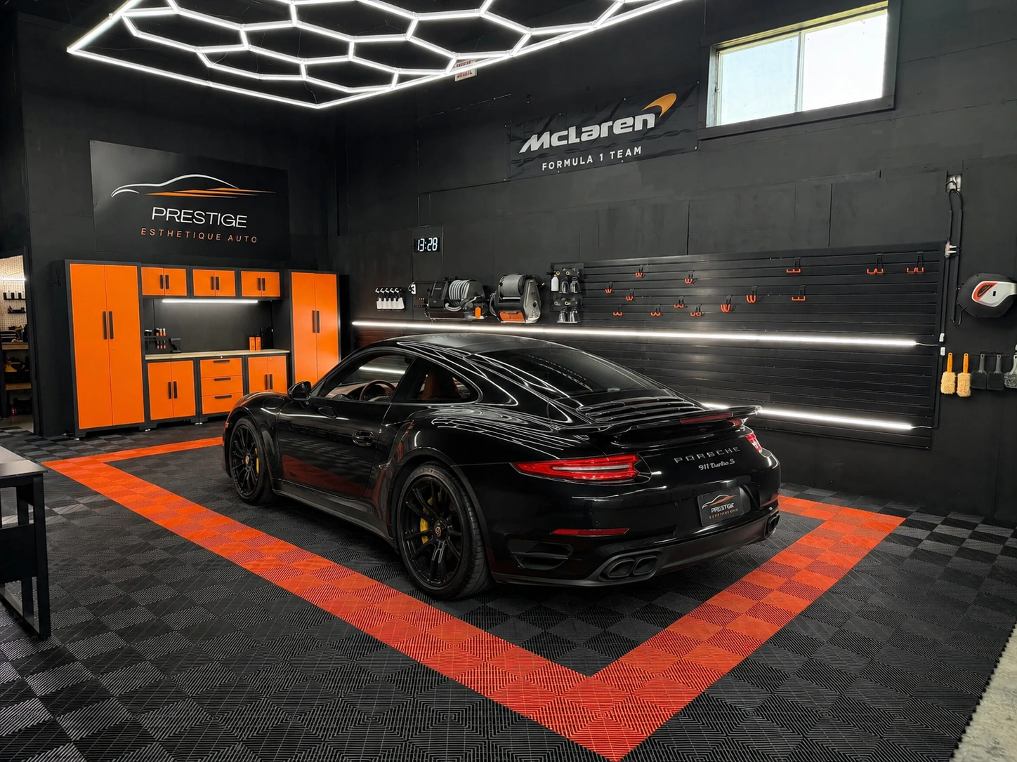 Porsche 911 Turbo S noire dans l'atelier Prestige Esthétique Auto