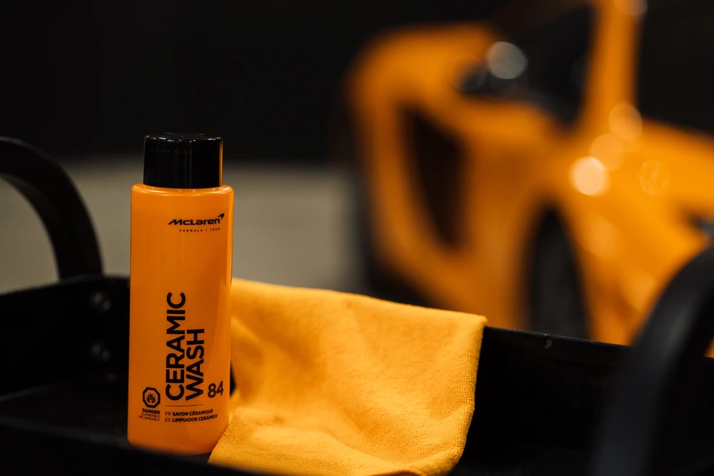 Bouteille McLaren Ceramic Wash avec microfibre orange