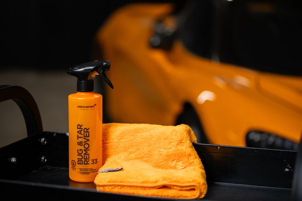 Vaporisateur McLaren Bug & Tar Remover et microfibre orange