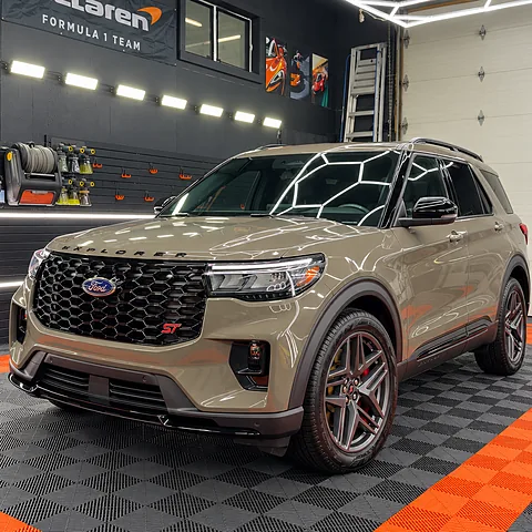 Ford Explorer ST sable au fini miroir dans l'atelier Prestige Esthétique Auto après une restauration esthétique à neuf