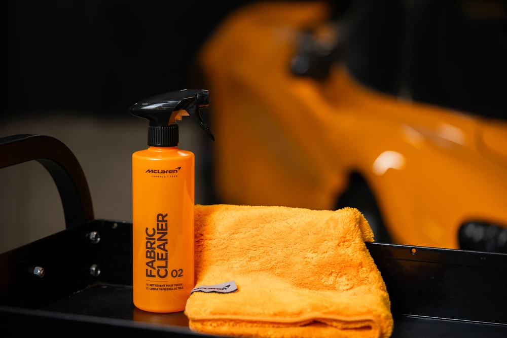 Vaporisateur McLaren Fabric Cleaner et microfibre orange