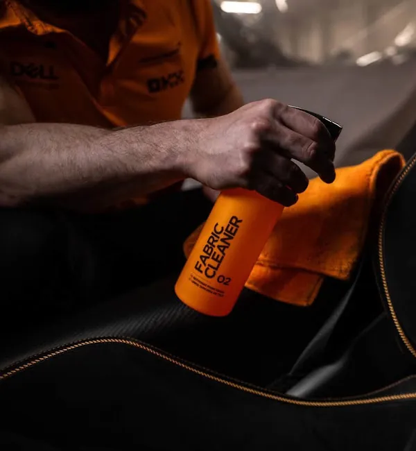 Intérieur en cuir noir surpiqué orange traité à l'atelier