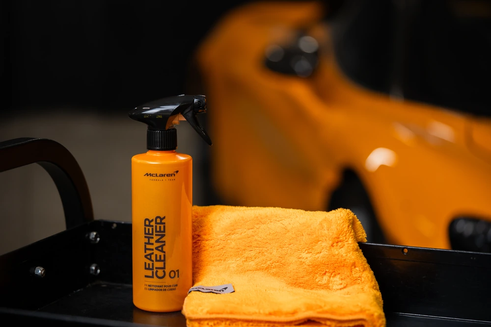 Vaporisateur McLaren Leather Cleaner et microfibre orange