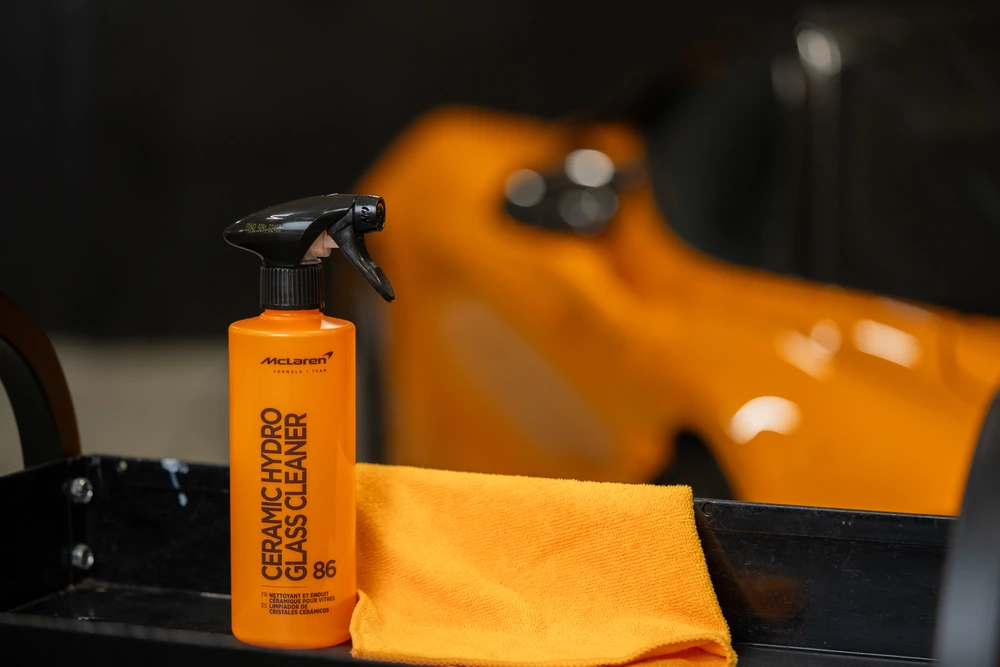 Vaporisateur McLaren Ceramic Hydro Glass Cleaner et microfibre orange
