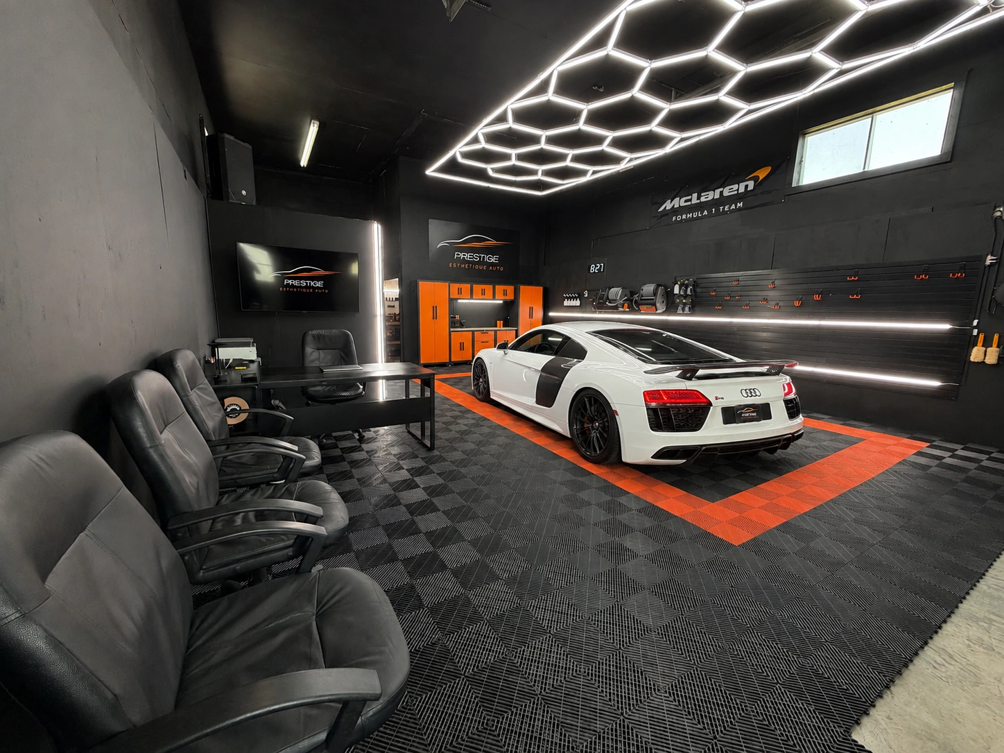 Audi R8 préparée avec soin sous l'éclairage de l'atelier