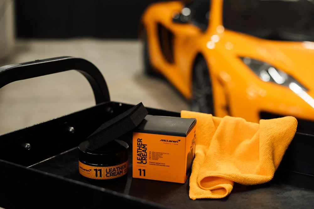 Pot et boîte McLaren Leather Cream avec microfibre orange