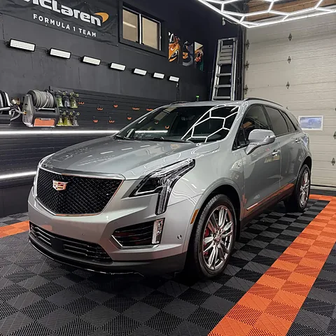 Cadillac XT5 gris argenté au fini miroir dans l'atelier Prestige Esthétique Auto après un nettoyage extérieur